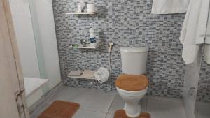 a bathroom with a toilet with a sink and a shower at Flat vista mar in Paulista