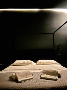 ein Bett mit zwei Handtüchern darauf in der Unterkunft CEFALUX - Apartments Collection in Cefalú