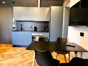 eine Küche mit Tisch und Stühlen in einem Zimmer in der Unterkunft CEFALUX - Apartments Collection in Cefalú + 83 Fotos