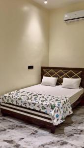 a bedroom with a large bed with a white bedspread at Aarambh Villa in Sātirje