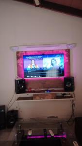 a flat screen tv sitting on top of a wall at Lemai Inmobiliaria in Barrio Caacupé Mí +3 photos