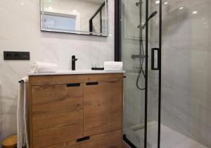 a bathroom with a sink and a shower at Hospedaje C-17 in Segovia