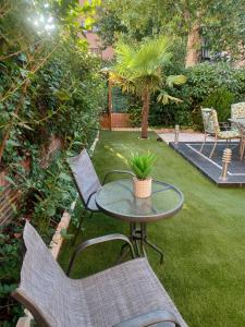 a patio with a table and chairs in a yard at bonito estudio equipado in Alcorcón