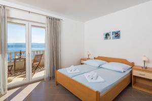 Posteľ alebo postele v izbe v ubytovaní Beachfront Apartments Lara