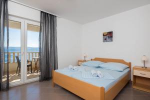 Posteľ alebo postele v izbe v ubytovaní Beachfront Apartments Lara