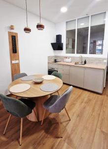 a kitchen with a table and chairs in a room at Sweet Apartment Aveiro Station in Aveiro