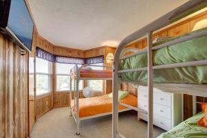a bedroom with bunk beds in a house at AV175 Sandfiddler 175 in Avon