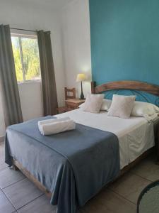 ein Schlafzimmer mit einem großen Bett und einem Fenster in der Unterkunft Casa Solares in Atlixco
