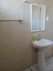 ein Badezimmer mit Waschbecken und Spiegel in der Unterkunft Casa Solares in Atlixco