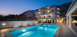 Bazén v ubytovaní Beachfront Apartments Lara alebo v jeho blízkosti