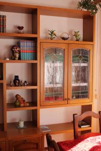Zimmer mit zwei Buntglasfenstern und einem Tisch in der Unterkunft Patrick's House in Belluno