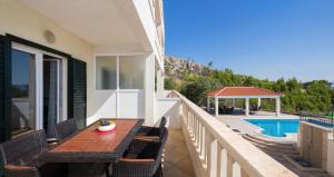 Bazén v ubytovaní Beachfront Apartments Lara alebo v jeho blízkosti