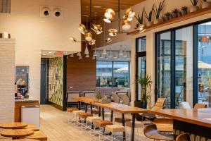 ห้องอาหารหรือที่รับประทานอาหารของ voco The Tuxon by IHG