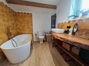 a bathroom with two sinks and a tub and a toilet at El Sueño, Parrita in Barres +53 photos