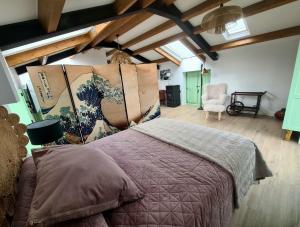 a bedroom with a large bed in a room at El Sueño, Parrita in Barres