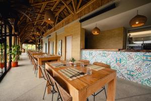 a row of tables and chairs in a restaurant at Cannúa Lodge Hotel in Marinilla