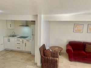 a living room with a red couch and a table at Casa 5 Centrica Super ubicada 3 camas queen in Hermosillo +10 photos