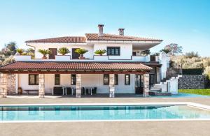 ein Haus mit einem Pool davor in der Unterkunft B&B Le Bianche in Noci
