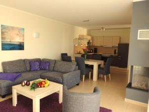 a living room with a couch and a table with fruit at Casa Cavallo in Göhren-Lebbin