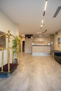 an office lobby with a waiting room with a treadmill at فندق ليلة واحدة - One night hotel in Medina