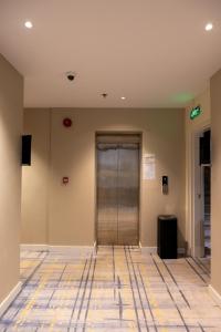 an empty hallway with a door in a building at فندق ليلة واحدة - One night hotel in Medina