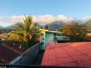 a pink chair sitting on the roof of a house at Hostal la Majada la Vida es Bella in San José La Majada