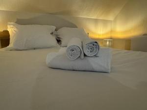 two towels on a bed in a hotel room at Appartement centre Compiègne in Compiègne