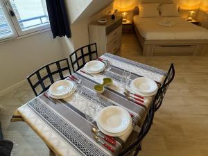a table with plates and glasses on top of it at Appartement centre Compiègne in Compiègne +7 photos