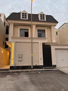 a house with a street light in front of it at فنادق مخدومة in Quai