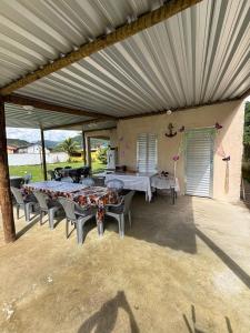 a group of tables and chairs in a patio at Pousada Sol e Mar Dias Cezar in Paraty