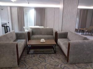 a living room with two couches and a coffee table at ﻣﺆﺳﺴﺔ ﺷﻘﻖ ﺍﻟﻘﺎﺭﺍﺕ ﺍﻟﺴﺒﻊ ﺍﻟﻤﺨﺪﻭﻣﺔ in Raḩīmah