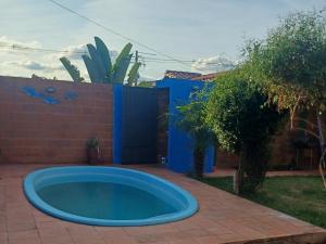 a large blue swimming pool in a yard at De vuelta a casa in Zarate Isla