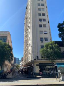 a tall white building on a city street at Território Afeto Odara in Rio de Janeiro