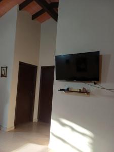 a flat screen tv on a wall in a room at De vuelta a casa in Zarate Isla