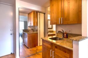 A kitchen or kitchenette at ISLAND COLONY STUDIO 2017