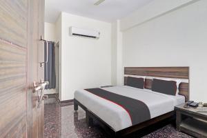 a hotel room with a bed and a table at Collection O SS Metro Ritz in Hyderabad