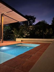 a swimming pool in a backyard at night at Juntas del Lago - Casa 2 in Apulo