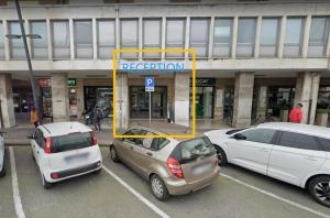 ein Parkplatz mit Autos, die vor einem Gebäude geparkt sind in der Unterkunft HHBB hotel in Padua
