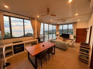 a living room with a table and a couch at Villa Narkis in Haad Yao