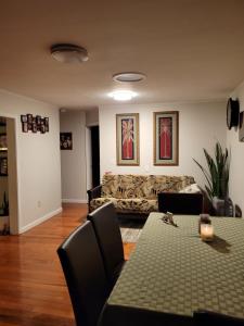 a living room with a table and a couch at Nice and cozy in Bremerton