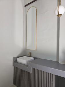 a bathroom with a sink and a mirror at Sundown Lodge in San Fernando