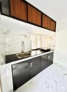 a kitchen with black and white marble countertops at Neelees Retreat in Kaniyāmbetta