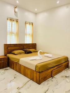 a bedroom with a bed with a swan on it at Neelees Retreat in Kaniyāmbetta