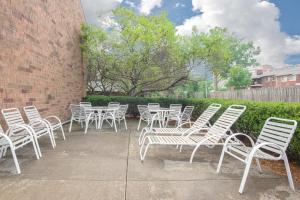 Patio o iba pang outdoor area sa Skylight Inn Willoughby - Cleveland Mentor