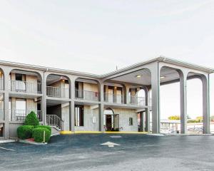 an empty parking lot in front of a building at Quality Inn Maysville in Maysville