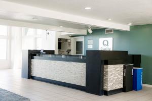 a lobby of a office with a reception counter at Quality Inn & Suites Lathrop in Lathrop +15 photos