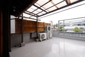 an open patio with an air conditioner on a balcony at 桜ノ舎 in Nara