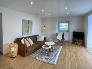 a living room with a couch and a table at Auszeit im Hegau Bodenseenahe Ferienwohnung in Engen