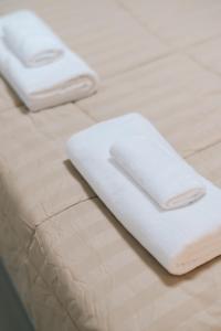 a group of white towels sitting on top of a bed at 11 House - 9 mins drive to LeeGarden,parking available in Ban Kohong +65 photos