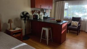 a room with a kitchen with a counter top at 'The Cape Robin' studio apartment in Hoheizen
